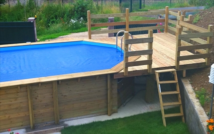 Pose de piscine bois avec création de terrasse bois en hauteur et garde corps